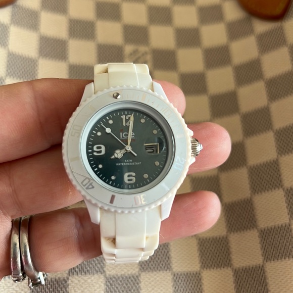 ICE watch - Picture 1 of 6